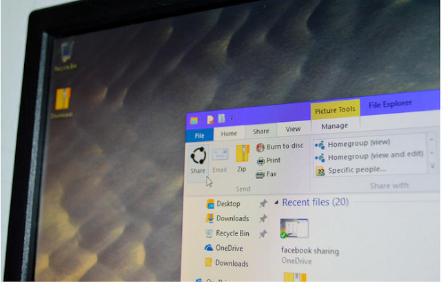 Jika Anda menggunakan Windows 8, Anda dapat membuka Charms bar dan klik Share charn. Tapi jika Anda menggunakan Windows 10, Anda dapat share langsung foto Anda dari File Explorer dengan tombol Share baru.