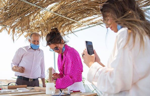 Queen Rania wore a new printed-satin pink blouse by Off-White. Princess Iman wore superstar training shoes running white sneakers by Adidas
