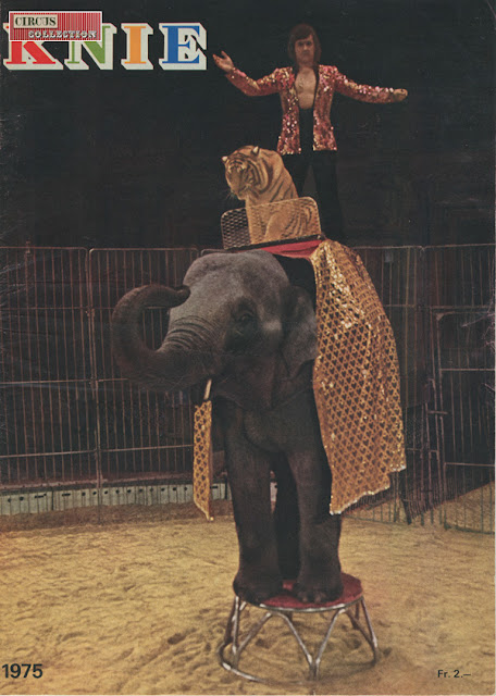Louis Knie senior debout sur un éléphant avec un tigre 