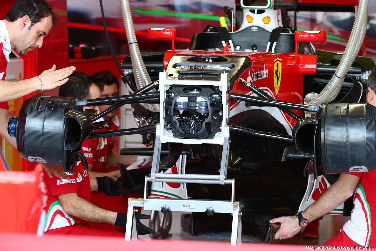 Foto Motori Online - Una soluzione Ferrari 2016 molto simile alla soluzione adottata da Mercedes per la sua vettura 2015