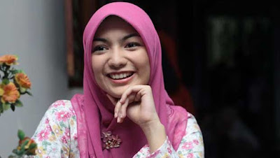 Biografi Citra Kirana Lengkap Biografi Citra Kirana Lengkap Citra Kirana, artis cantik pemeran Rumanah di “Tukang Bubur Naik Haji (Series)” ini kelahiran Bogor tahun 1994. Tidak hanya sinetron itu yang dia bintangi, masih banyak sinetron dan FTV lain. Citra memulai karir dengan menjadi finalis pada pemilihan GADIS Sampul tahun 2007. Ini biodata Citra Kirana. Biodata Nama : Citra Kirana TTL : Bogor, 23 April 1994 Agama : Islam Zodiak : Taurus Twitter : @citraciki Biografi Memiliki wajah yang cantik sudah pasti menjadi modal besar dalam dunia entertainment. Hal ini juga dirasakan oleh artis cantik ini, bernama asli Citra Kirana, dia adalah seorang artis yang dikenal dengan perannya di sinetron Tukang Bubur Naik Haji the Series. Lahir di lahir di Bogor, Indonesia, 23 April 1994 dari pasangan Dasmir Makmur dan Ibu Elmawita, Citra mengawali karirnya sebagai seorang finalis pada pemilihan GADIS Sampul tahun 2007. Sejak itulah ada tawaran beberapa rumah produksi untuk casting dan terlibat di beberapa judul sinetron hingga sekarang. Wajahnya juga sering hadir di ftv bersama dengan artis Indonesia yang lain. Sinetron pertamanya adalah Janji Cinta. Di situ ia bermain dengan Rafi Ahmad. Ia juga pernah menjadi model video klip Seventeen yang berjudul