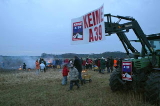 Am 29. März 2006 haben A 39-Gegner mit Feuern gegen die A 39 protestiert