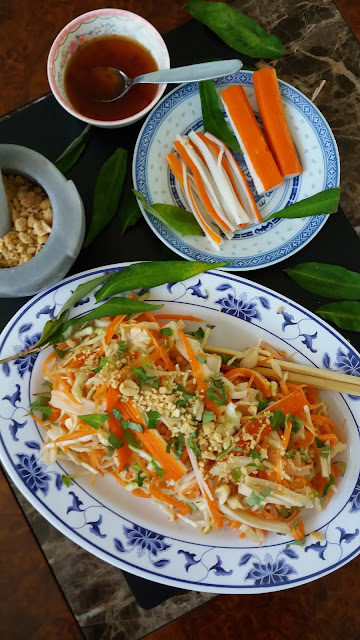 Salade de carotte et de chou au bâtonnets de poisson,les surimi; délicieux et facile à réaliser;bien frais et léger!