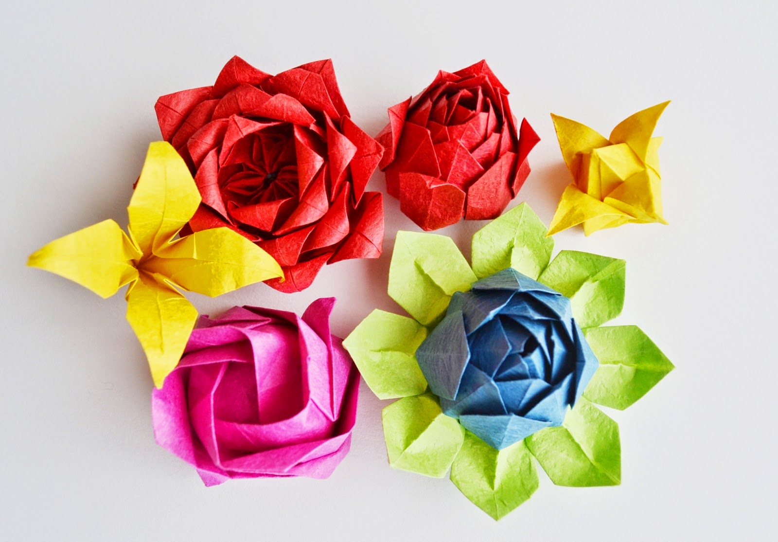Как сделать цветы из бумаги без клея. Цветы бумажные. Цветы из бумаги. Объемные цветы оригами.