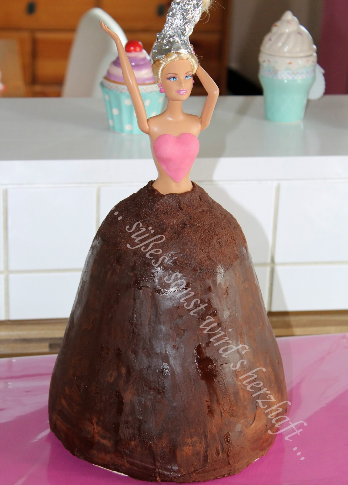 ..süßes sonst wird&amp;#39;s herzhaft..: Eine Barbie Torte für Emely ♥