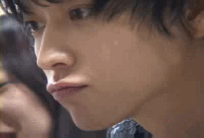 무의식적으로 나오는 강동원 귀여운 버릇.gif | 인스티즈