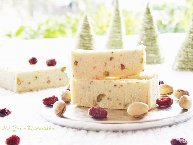  Turrón de chocolate blanco, coco y pistachos