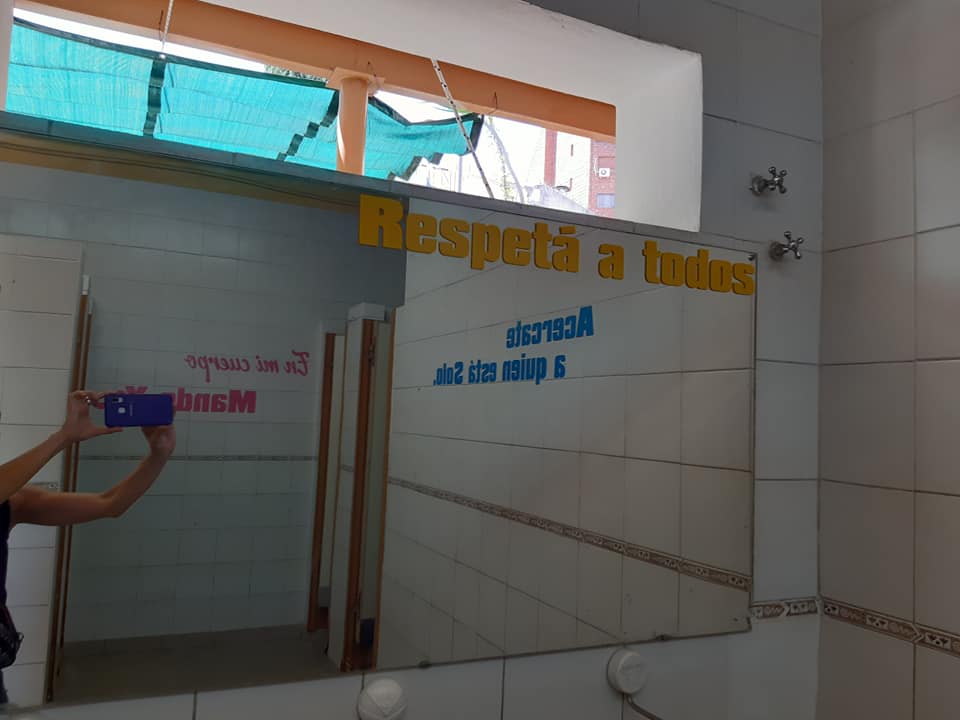 Villa Devoto: Los carteles en baños de escuela pública que se hicieron