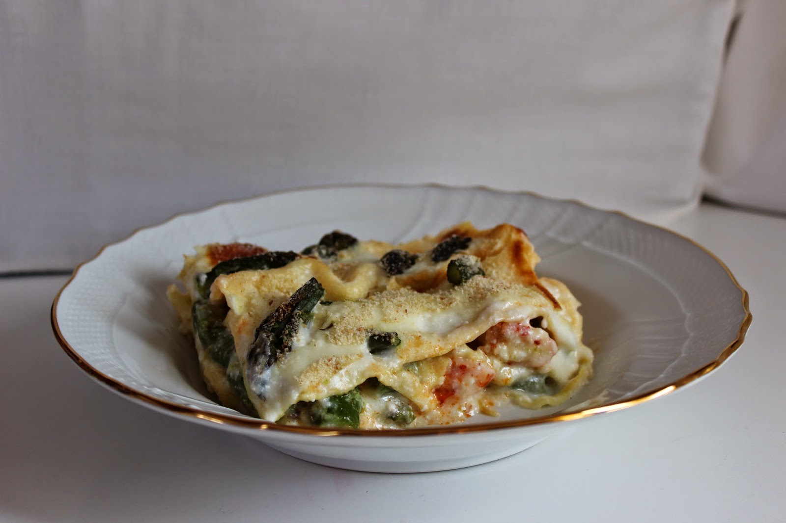 lasagne con besciamella alla ricotta, scampi, gamberi e asparagi.