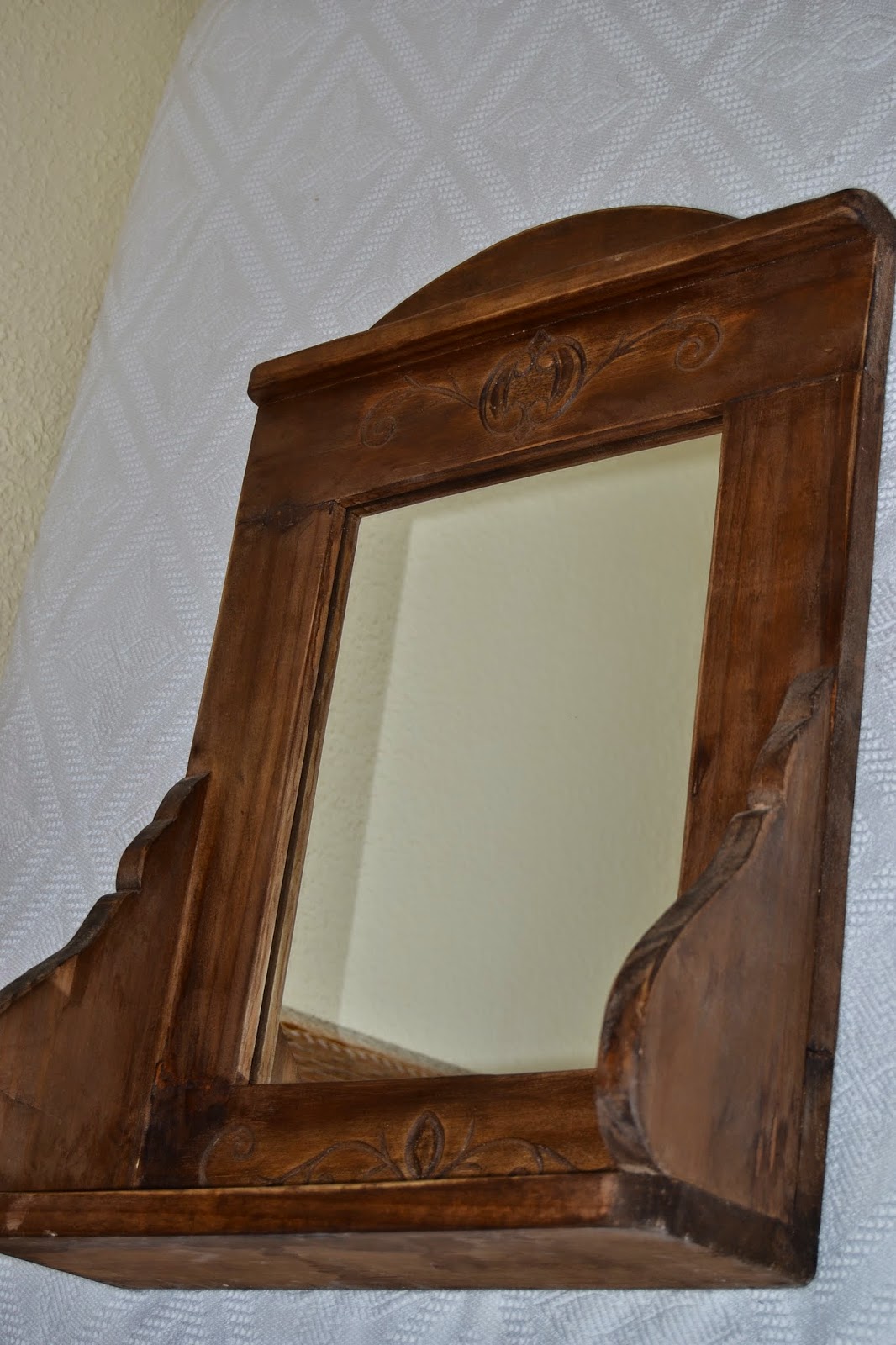 ARTESANÍA RÚSTICA EN MADERA : MARCO-REPISA CON ESPEJO TALLADO A MANO