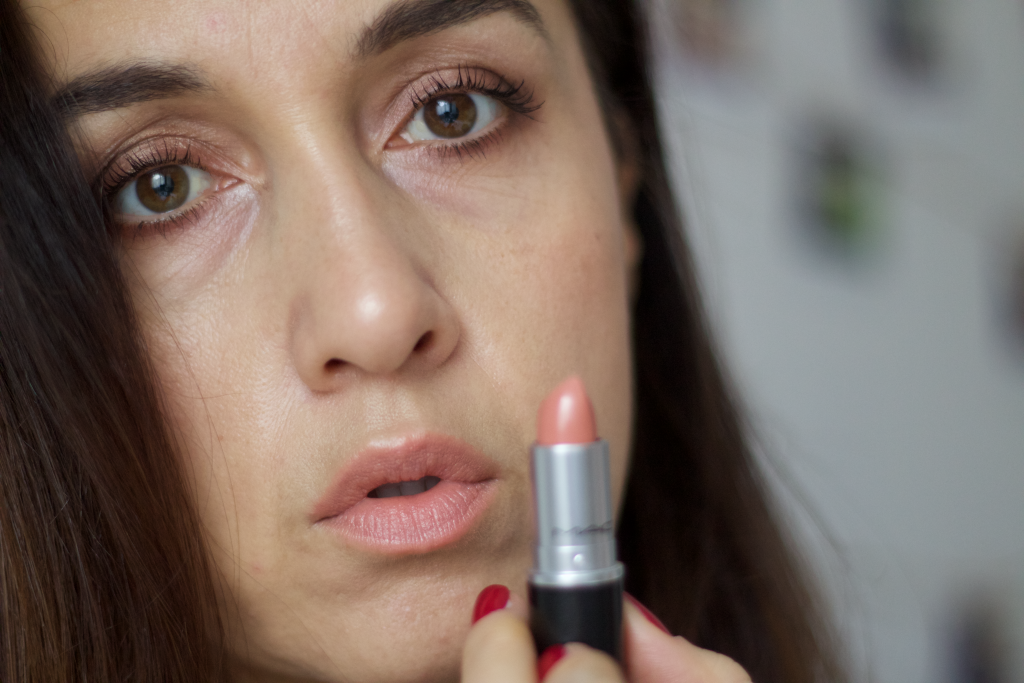 MAC CREMESHEEN LIPSTICK "SHY GIRL" Megi and beauty