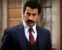 Heybetli bir adam Kenan İmirzalıoğlu