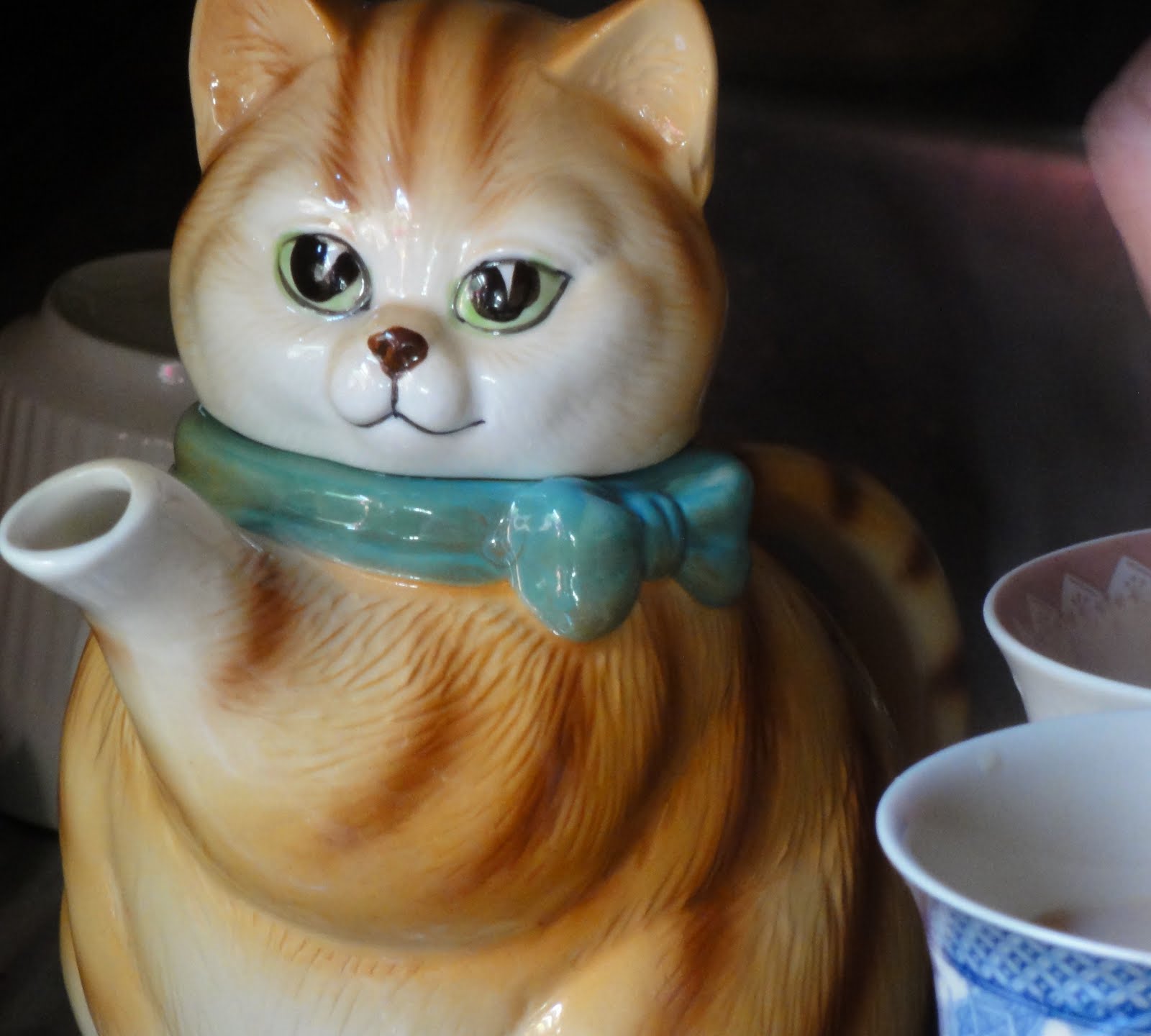 Bells Belles Vintage Tea tastes better in a kitty cat teapot.....