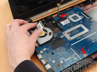 Schritt 15: 2 weitere Schrauben halten das Mainboard Schritt 15: 2 weitere Schrauben halten das Mainboard