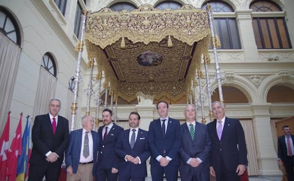 Un palio 'casiellesco' para la Trinidad de Málaga Un palio 'casiellesco' para la Trinidad de Málaga