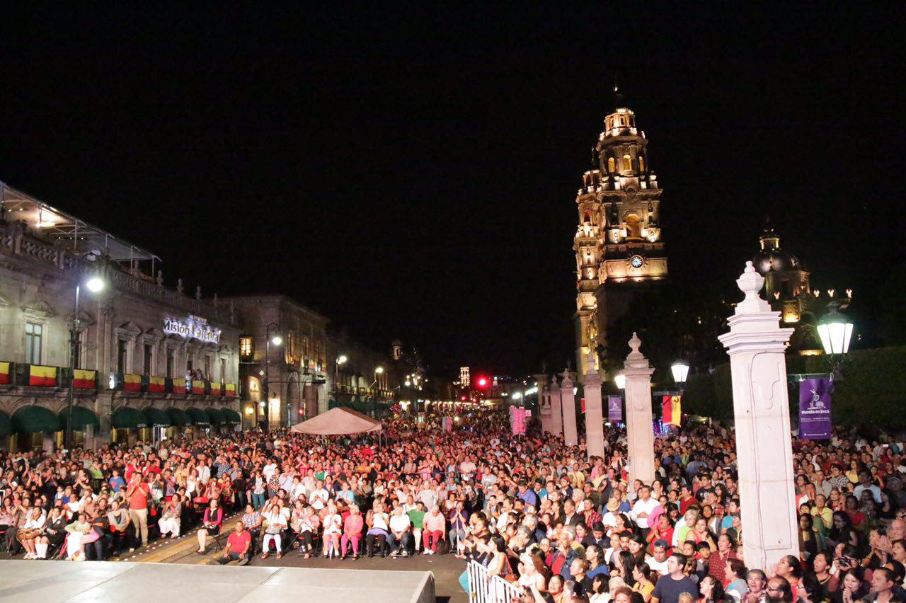 Miles de familias morelianas salen a las calles para festejar a Morelia