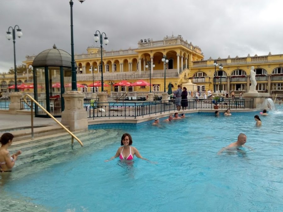 piscina-exterior-agua-caliente-balneario-Szechenyi-budapest-hungria