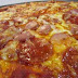 Pizza de peperoni con jamón y salchichas