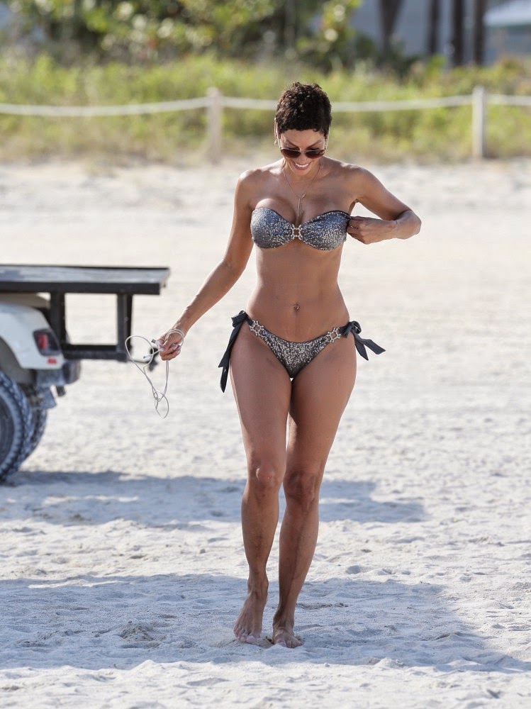 Nicole Murphy latest sexy bikini stills in Miami (Mar.3, 2015) .