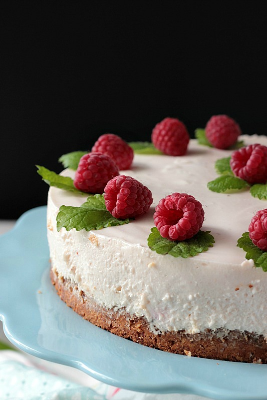 Schnelle Himbeertorte mit sahniger Skyr-Quark Creme und Haselnussboden ...