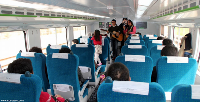Músicos coreanos en el interior del tren ITX