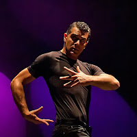 Juan Luis de b vocal bailando flamenco