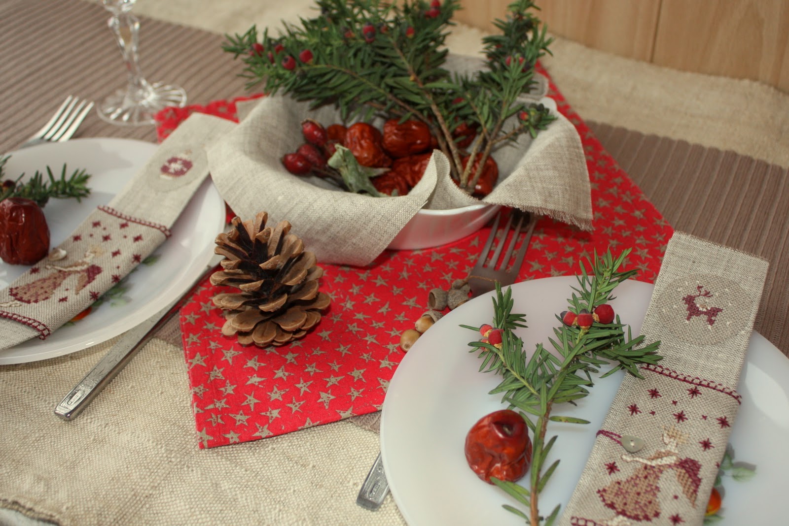 украшение новогоднего стола. сервировка новогогоднего стола. оформление новогоднего стола. сервировка стола на новый год. как украсить новогодний стол своими руками 2024.