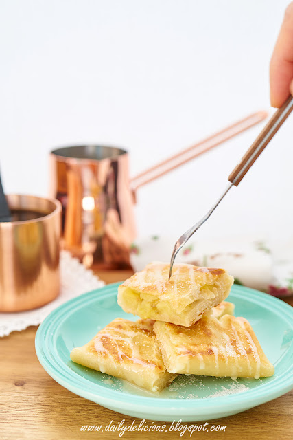 dailydelicious: Thai Banana Roti: Sweeten you day with sweet dessert!