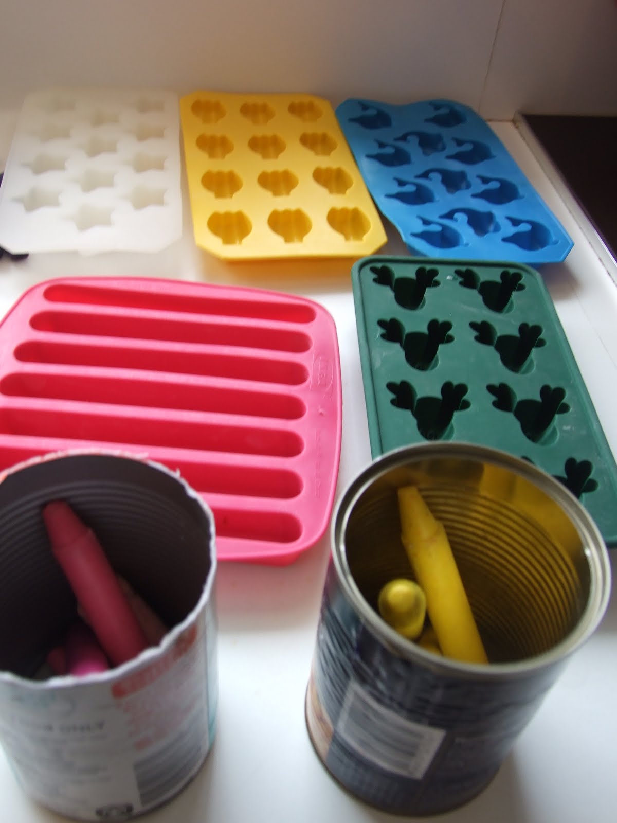 Pretty neat, eh? Remolding crayons...messy but fun!