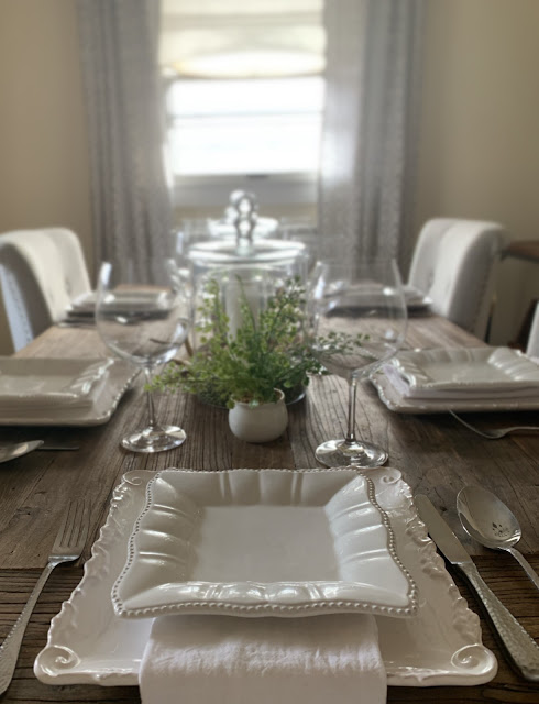 Setting your dining table quickly and easily with farmhouse style and city flair #farmhouse #Tablescape #entertaining #partyideas #rustic