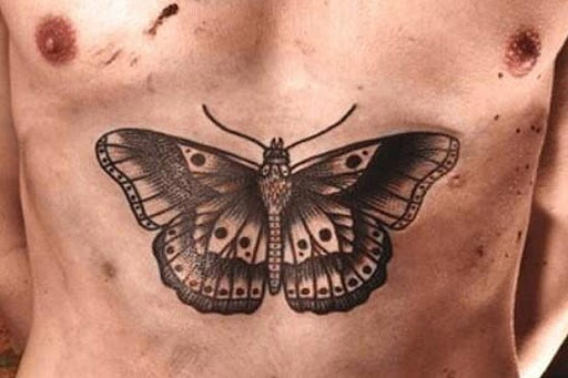 Tatuagem de borboleta ideia para os homens no peito