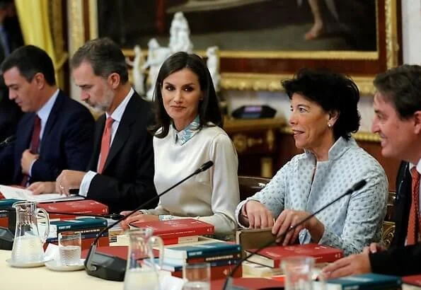 Queen Letizia wore floral midi skirt by Duyos. Juan Duyos started working with designer Manuel Piña. silk top