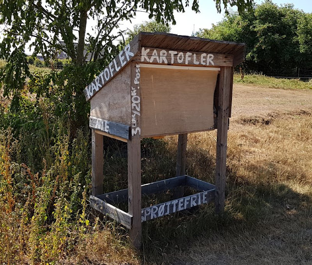 Vertrauen gegen Vertrauen. Von zauberhaften kleinen Ständen an Dänemarks Straßen und einem dänischen Prinzip. Im Dänemark-Urlaub kaufen wir hier mit unseren Kindern gerne Kartoffeln.