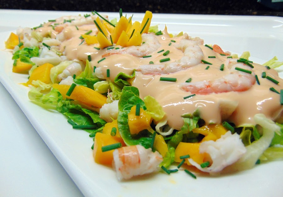 Ensalada de mango y gambas con salsa rosa