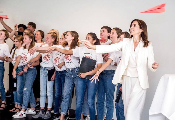 Crown Princess Mary with TrygFonden and Danish Cancer Society attended WHO' World No Tobacco Day event. She wore a white Massimo Dutti Pantsuit