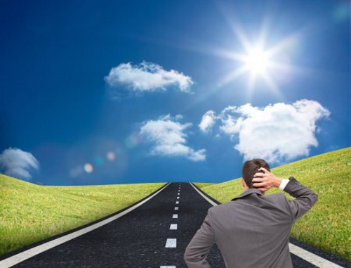 Se você conhece o autor desta imagem, por favor nos informe para que possamos atribuir-lhe os devidos créditos. Obrigado. Um jovem solitário caminha estrada a fora, envolto em pensamentos. #PraCegoVer