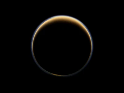 ضباب فى الغلاف الجوى للقمر تيتان اكبر اقمار زحل 