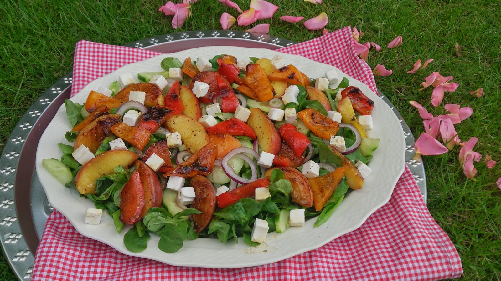 Saras madunivers: Grillet laks og salat grillede ferskner, peberfrugt og feta serveret med stegte kartofler.