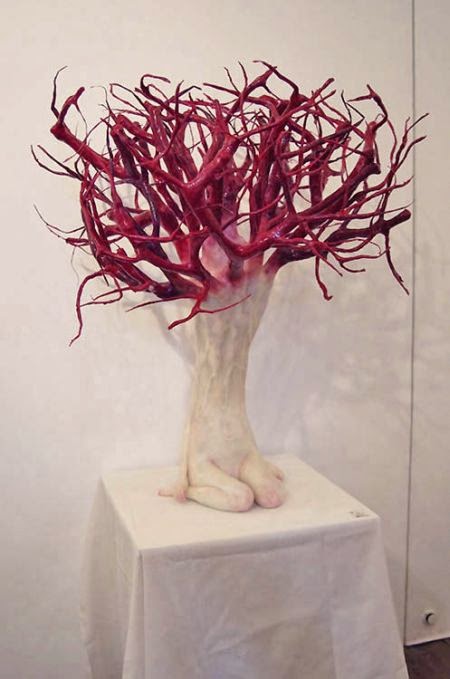 Yui Ishibari esculturas surreais perturbadoras crianças tomadas por plantas natureza bizarra