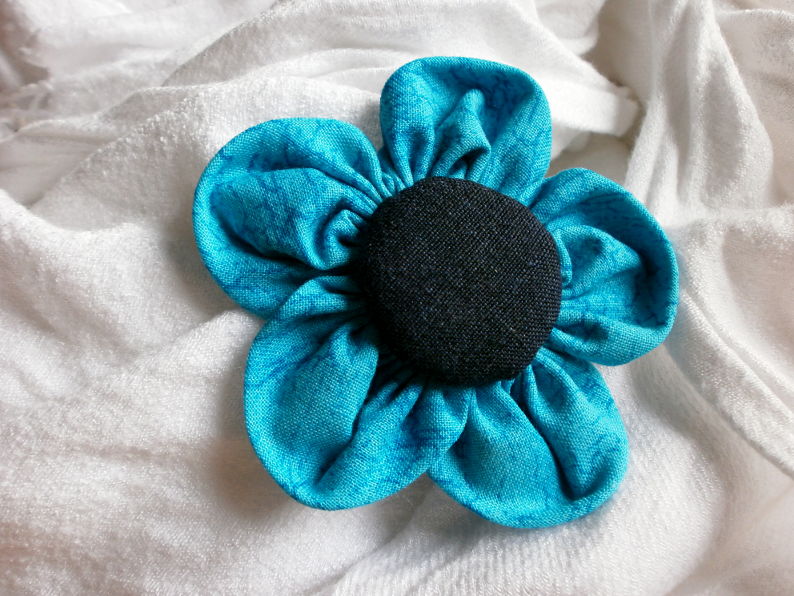 Edeltraud mit Punkten: Blumen-Broschen