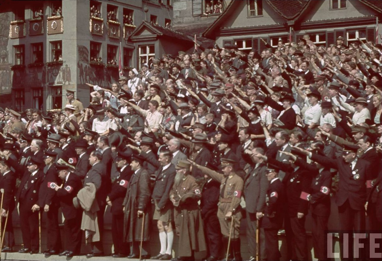 Немцы радуются. Нацистское Приветствие. Немцы зигуют. Парад нацистов.