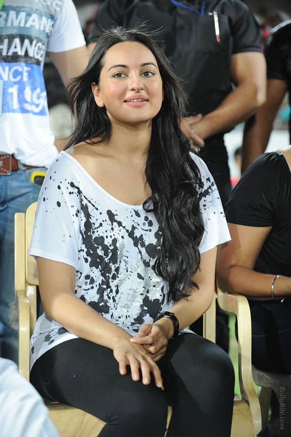 The King Decent Beauty Sonakshi Sinha Snapped At Ccl T20 Finals
