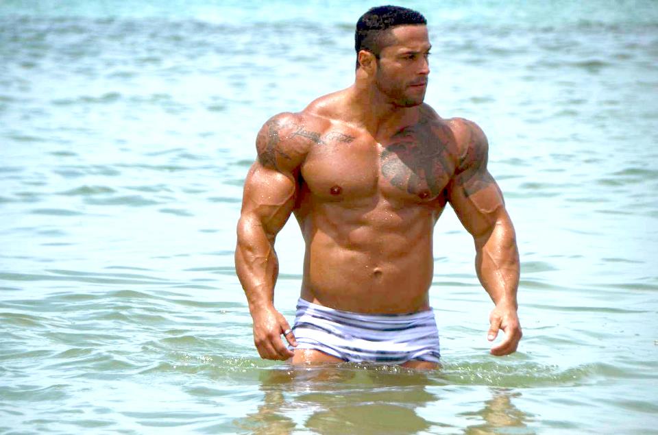 Качки на пляже. Качок на пляже. Бодибилдеры на пляже Майами