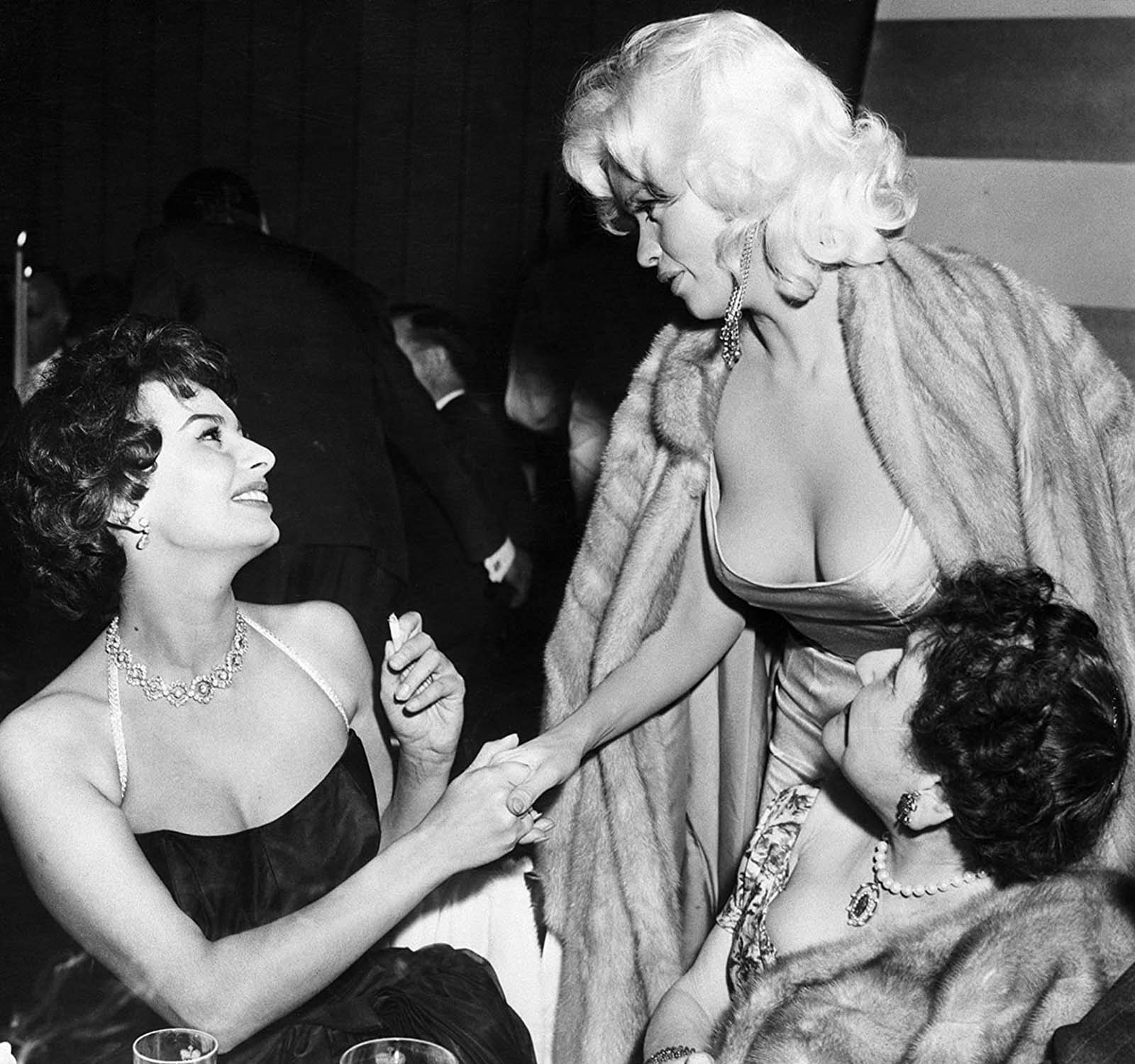 The story behind the infamous Sophia Loren and Jayne Mansfield photo, 1957