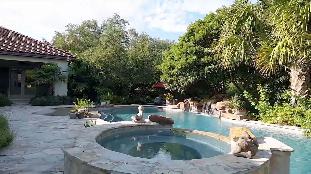 21 Photos vs. 234 Winding Ln, San Antonio, TX Interior Design Luxury Home Tour