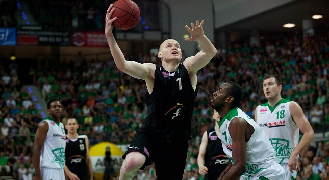 Έρχεται με... φόρα