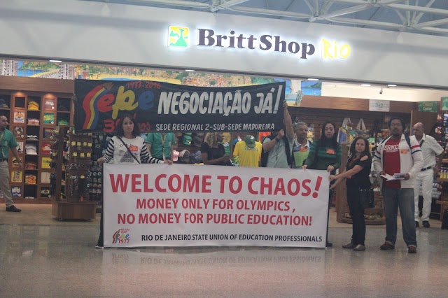Bem vindo ao Caos! Protesto de professores no aeroporto internacional do Rio de Janeiro 
