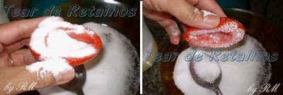 Encher cada metade de tomate com a mistura de sal e açúcar e virar o tomate para derrubar o excesso