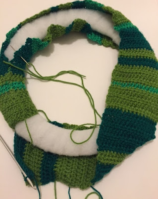 How to make a simple crochet Christmas wreath