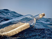Deniz üzerinde yüzen içinde imdat mesajı yazılı bir kağıt olan şişe ya da potkal